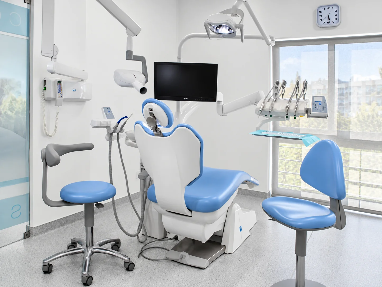 Gabinete com cadeira azul da Lusocare Alcochete